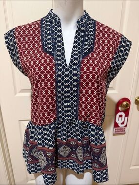 En elly Cap-Sleeve Peplum Tunic in Navy and Burgundy. Small